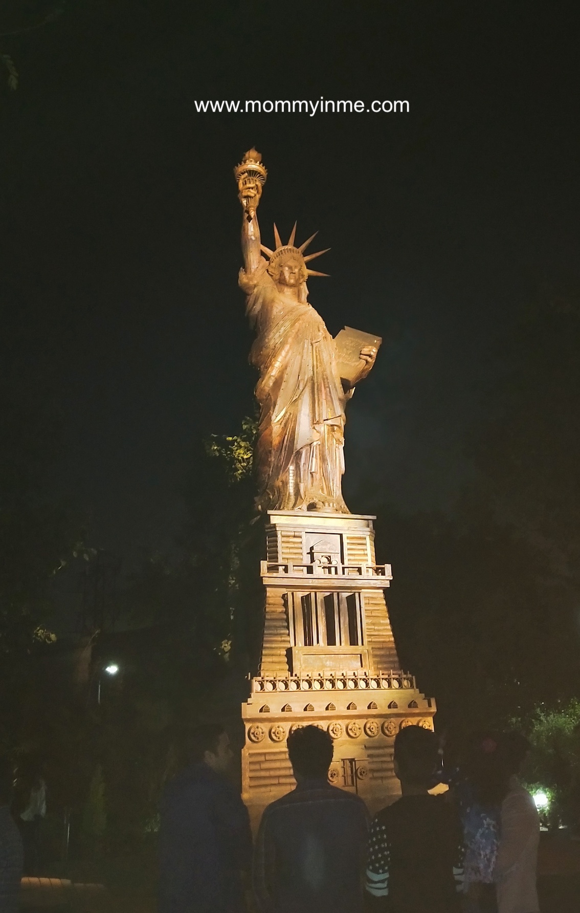 The newly opened Waste to Wonder park in Delhi, which has seven wonders of the world , in Rajiv gandhi Smriti Van, at Hazrat Nizammudin, made out of Industrial scrap is a craze recently. #wastetowonder #sevenwonders #delhipark #SmritiVan #rome #colosseum #Eiffel Tower #scrap #artist #Leaningtower #Pisa #TajMahal #StatueofLiberty #PyramidofGiza #ChristtheRedeemer #mustvisitplacesofDelhi #delhigram #indiagram