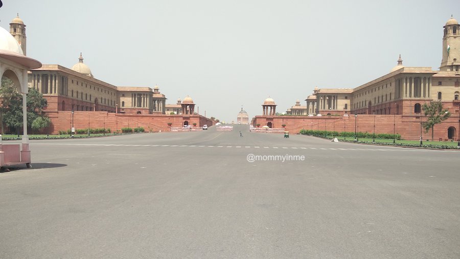 If you are visiting Delhi, then don't miss out the opportunity to see the change of guard ceremony #Delhi #sodelhi #presidenthouse #british #India #placestosee #mustsee #museum 