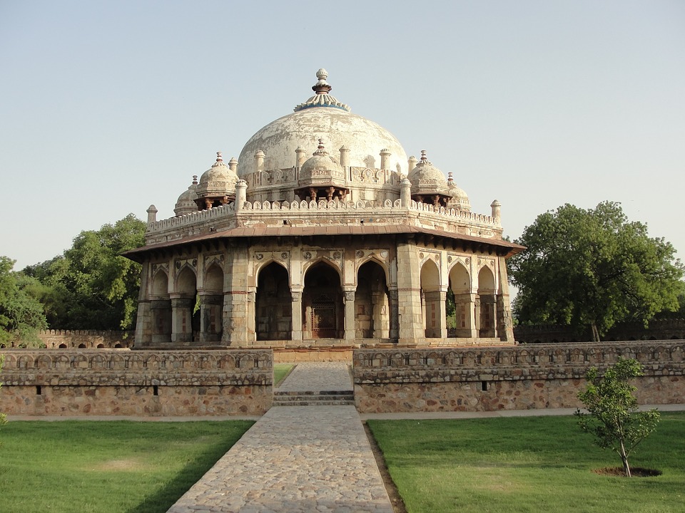 Humayun's Tomb, a UNESCO Heritage Site, protected by ASI , is a must visit place in Delhi for tourists and locals. The beautiful Persian Indian architecture, wide terrace, lush green well maintained gardens are perfect for to spend some lovely time. #humayunstomb #sodelhi #delhigram #traveldelhi #delhi #placestovisit #mustvisit #seeshmahal #Mughal