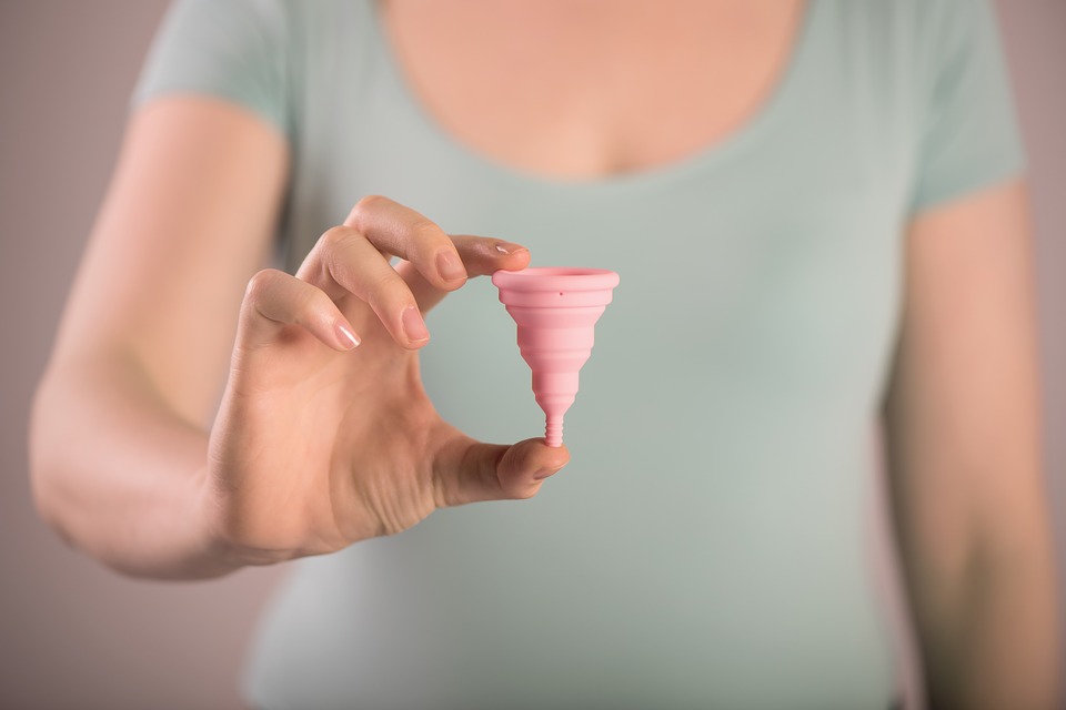 How to use Menstrual Cup? What are the best alternatives to Sanitary Pads in india? Read on to know more about the eco friendly and skin friendly options available in India #menstruation #periods #safeperiods #painfreeperiods #menstrualhygieneday #menstrualcups #tampons #ecofriendly #sustainablemenstruation